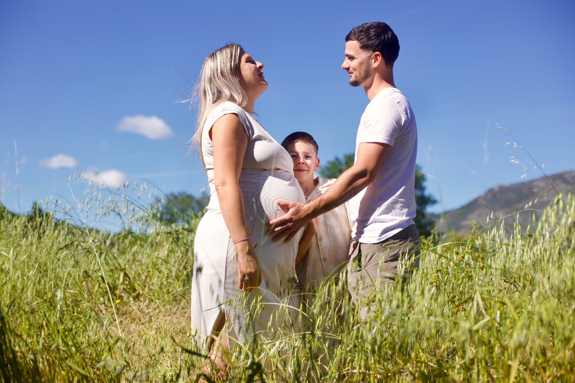 Famille souriante dans les hautes herbes